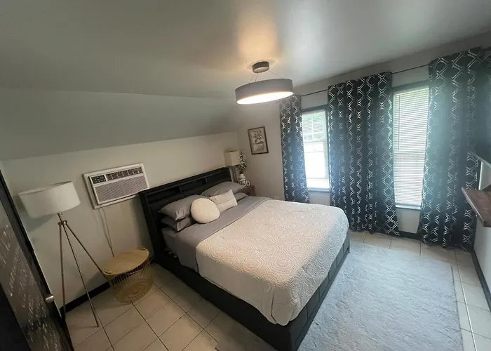 Cute And Cozy 1bd Townhouse Apartment *